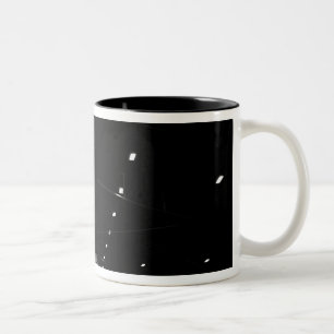 Wechselstrom - 17 Globemaster III sitzt in einem Zweifarbige Tasse