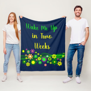 Weck mir in zwei Wochen lustige Zitat Blume Power Fleecedecke