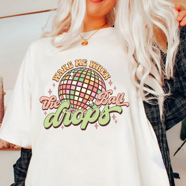 Weck mir, wenn der Ball im Jahr 2024 fällt T-Shirt (Von Creator hochgeladen)