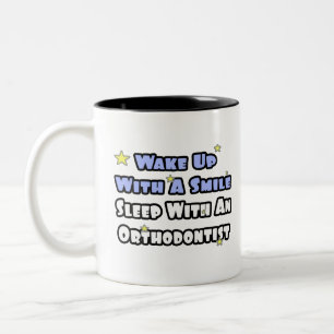 Weck mit einem Lächeln auf.. Schlaf mit einem Kief Zweifarbige Tasse