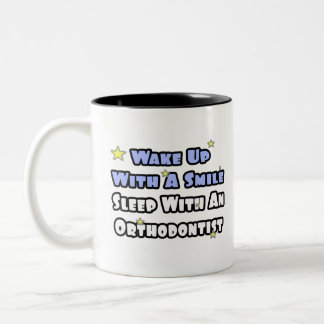 Weck mit einem Lächeln auf.. Schlaf mit einem Kief Zweifarbige Tasse