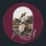 Wedding Arch Foto Burgundy Große Wanduhr<br><div class="desc">Ein besonderer Keepake zeigt Ihr Foto in einem eleganten Bogendesign mit dem Text "Verheiratet" in schicken Schriften, Ihren Namen und das Hochzeitstermin auf bordeauxrotem Hintergrund kleine oder große Wanduhr. Ein wunderschönes Geschenk für Ihre Familie und ein fantastisches Gedächtnis, das Sie auf Ihrer eigenen Zuhause ausstellen können. HINTERGRUND Farbe kann geändert...</div>