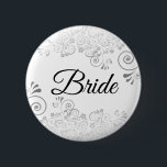 Wedding Bride Button Silver Floral Verziert Filigr<br><div class="desc">Identifizieren Sie die Hauptakteure Ihres Brautparty, Ihrer Hochzeit oder Ihres Probe-Dinners mit unseren eleganten Silver Imitate Folientasten. Dieser Knopf wurde für die Koordination mit unserer Silver Foil Wedding Suite konzipiert und verfügt über eine Silver Imitate Folie, die auf einem weißen Hintergrund geblüht ist. Perfekt als Gutes oder Geschenk für die...</div>