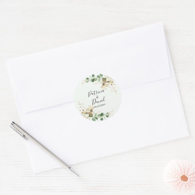 Wedding Bride Groom Name Green Floral Eucalyptus Runder Aufkleber (Umschlag)