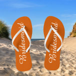Wedding Bridesmaid Trendy Burnt Orange Flip Flops<br><div class="desc">Geschenke deinen Hochzeitsjungfrauen mit diesen stilvollen,  stylisierten Flip-Flops,  die eine trendige,  verbrannte Orange und ein weißes,  stilisiertes Skript sind,  um dein ähnliches Hochzeitsfarbschema zu ergänzen. Wählen Sie die Größe des Fußes zusammen mit anderen Optionen. Sie können Ihre Flip-Flops anpassen,  um die Farbe an Ihre Wünsche anzupassen.</div>