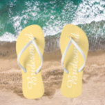 Wedding Bridesmaid Trendy Butter Yellow Flip Flops<br><div class="desc">Geschenke deinen Hochzeitsjungfrauen mit diesen stilvollen Bräuner Flip Flops,  die eine trendige,  buttergelbe Farbe sind,  zusammen mit einem weißen,  stilisierten Skript,  um dein ähnliches Hochzeitsfarbschema zu ergänzen. Wählen Sie die Größe des Fußes zusammen mit anderen Optionen. Sie können Ihre Flip-Flops anpassen,  um die Farbe an Ihre Wünsche anzupassen.</div>