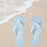Wedding Bridesmaid Trendy Light Blue Flip Flops<br><div class="desc">Gönnen Sie Ihren Hochzeitsjungfrauen diese stilvollen Maid-Flip-Flops,  die eine trendige,  hellblaue Farbe mit weißem,  stilisiertem Skript sind,  um Ihr ähnliches Hochzeitsfarbschema zu ergänzen. Wählen Sie die Größe des Fußes zusammen mit anderen Optionen. Erhältlich in vielen beliebten Hochzeitsfarben.</div>