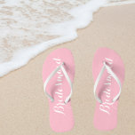 Wedding Bridesmaid Trendy Pink Flip Flops<br><div class="desc">Verschenken Sie Ihre Hochzeitsjungfrauen mit diesen stylistischen Flip Flops,  die eine trendige,  rosa Farbe sind,  zusammen mit einem weißen,  stilisierten Skript,  um Ihr ähnliches Hochzeitsfarbschema zu ergänzen. Wählen Sie die Größe des Fußes zusammen mit anderen Optionen. Erhältlich in vielen beliebten Hochzeitsfarben.</div>
