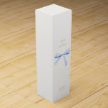 Wedding Couple Dusty Blue Ribbon Weinbox<br><div class="desc">Schick, elegant und minimalistisch. Diese Weinkisten haben einige Namen, Datum und Ort in einem Imitat goldenen Schriftart, vor einem abgrundweißen Hintergrund mit einem schönen Duty Blue Aquarellbänder, um den Knoten mit Krawatte.</div>