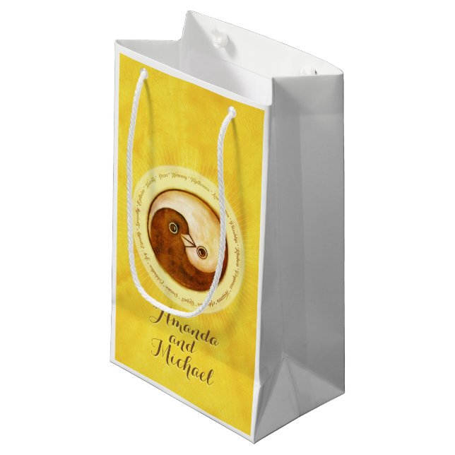 WEDDING GLOSSY GIFT BAG klein. Gold YinYang Tauben Kleine Geschenktüte (Vorderseite Schrägansicht)