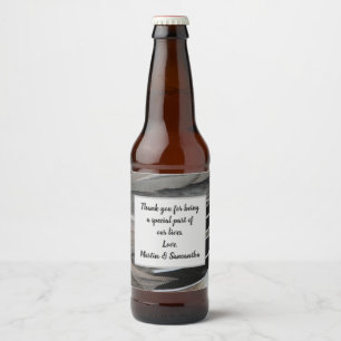 Wedding Guest Black Gray Feather Modern Danke Bierflaschenetikett