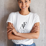 Wedding Monogram Elegant Einfach Minimalistisch<br><div class="desc">Ein schlichter T - Shirt mit klassischer traditioneller Typografie in schwarz und elegant. Der Text lässt sich einfach mit Ihren Namen für das perfekt personalisierte Design anpassen!</div>