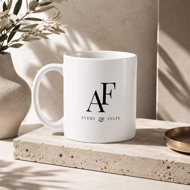 Wedding Monogram Elegant Einfach Minimalistisch Kaffeetasse (Personalized wedding monogram coffee mug with custom initials and couple name detail.)
