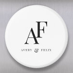 Wedding Monogram Elegant Einfach Minimalistisch Magnet<br><div class="desc">Ein einfaches Hochzeitsmonogramm-Design mit klassischer traditioneller Typografie in schwarz in elegantem Stil. Der Text lässt sich einfach mit Ihren Namen für das perfekt personalisierte Design anpassen!</div>