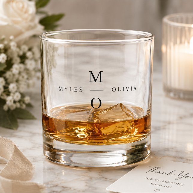 Wedding Monogram Elegant Minimalistisch Simple Whiskyglas (Personalized wedding whiskey glass with couple initials, names, and elegant barware style)