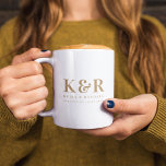 Wedding Monogram Minimalistisch Simple Gold and Wh Kaffeetasse<br><div class="desc">Ein minimalistisches Hochzeitsmonogramm-Design mit klassischer traditioneller Typografie in Gold auf einem sauberen,  weißen Hintergrund. Das perfekte Accessoire für Ihren besonderen Tag!</div>
