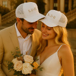 Wedding Monogram Minimalistisch Simple Gold and Wh Truckerkappe<br><div class="desc">Eine minimalistische Hochzeitsmonogramm-Design-Sammlung von Produkten mit klassischer traditioneller Typografie in Gold auf einem sauberen,  weißen Hintergrund. Das perfekt angepasste Design für Ihren besonderen Tag!</div>