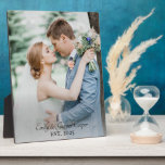 Wedding Newlywed Foto Fotoplatte<br><div class="desc">Eine moderne mit Monogramm Hochzeitsplakette mit etablierten Terminen und Namen. Einfache minimalistische Hochzeitsmemento bewahren.</div>