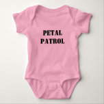 Wedding Petal Patrol Brautparty Baby Strampler<br><div class="desc">Hochzeitsfeier für Blütenblätter.</div>