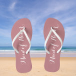 Wedding Trauzeugin Trendy Dusty Rose Flip Flops<br><div class="desc">Gönnen Sie Ihren Hochzeitsjungfrauen diese stilvollen Trauzeuginnen-Flip-Flops,  die eine trendige,  staubige Rose mit weißem,  stilisiertem Drehbuch sind,  um Ihr ähnliches Hochzeitsfarbschema zu ergänzen. Wählen Sie die Größe des Fußes zusammen mit anderen Optionen. Sie können Ihre Flip-Flops anpassen,  um die Farbe an Ihre Wünsche anzupassen.</div>