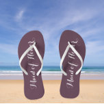 Wedding Trauzeugin Trendy Eggplant Flip Flops<br><div class="desc">Gönnen Sie Ihren Hochzeitsjungfrauen diese stilvollen Trauzeuginnen-Flip-Flops,  die eine trendige Auberginenfarbe sind,  zusammen mit einem weißen,  stilisierten Skript,  um Ihr ähnliches Hochzeitsfarbschema zu ergänzen. Wählen Sie die Größe des Fußes zusammen mit anderen Optionen. Sie können Ihre Flip-Flops anpassen,  um die Farbe an Ihre Wünsche anzupassen.</div>
