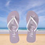 Wedding Trauzeugin Trendy Mauve Flip Flops<br><div class="desc">Gönnen Sie Ihren Hochzeitsjungfrauen diese stilvollen Trauzeugin-Flip-Flops,  die eine trendige mauve/blassfarbene lila Farbe mit weißem,  stilisiertem Drehbuch ergänzen,  um Ihr ähnliches Hochzeitsfarbschema zu ergänzen. Wählen Sie die Größe des Fußes zusammen mit anderen Optionen. Sie können Ihre Flip-Flops anpassen,  um die Farbe an Ihre Wünsche anzupassen.</div>