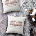 Wedding White Rose Gold Herzname Mr. and Mrs. Kissen<br><div class="desc">Fügen Sie Ihrer Einrichtung eine Touch Liebe mit unserem "Mr. and Mrs." hinzu. Rose Gold Heart Throw Kissen! Dieses elegante und individuell gestaltbare Kissen besticht durch ein strahlendes Golddesign der Rose mit dem ikonischen Zitat "Mr. and Mrs.", ergänzt durch Herz und Hochzeitsringe. Aber hier ist der wahre Charme - Sie...</div>