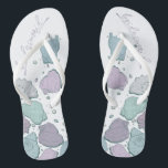 WEDING SHOES | Modern Seashells Lilac Dusty Blue Flip Flops<br><div class="desc">Niedliches dusty blue und plum lilac seashell design. Handgeschriebene Kalligraphie, die Bräunungsmaid sagt - perfekt für die Brautjungfrau, die am Strand für eine Hochzeitsfeier am Strand anzieht. Design erstellt für TheBarefootBride™ durch © WhimsicalArtwork™. Das ist Teil einer Sammlung von Hochzeitsartikeln mit passendem Hochzeitszubehör, Babydusche und anderen Veranstaltungsartikeln. Kontaktieren Sie uns,...</div>