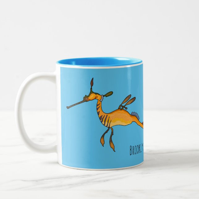 Weedy seadragon Cartoon Illustration Zweifarbige Tasse (Links)
