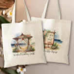 Weekend Beach Wedding Personalisierter Empfang Tragetasche<br><div class="desc">Personalisiertes Wochenende zum Thema Strand Begrüßung Tote Tasche für die Gäste. Dieses charmante Design besticht durch eine Aquarellszene mit einer hölzernen Hochzeitsfeier, die sich an einem Strand am Meer befindet, der mit Villen und tropischen Blume bedeckt ist. Auf der anderen Seite gibt es ein rustikales Boho Begrüßungsschild, das Sie auch...</div>