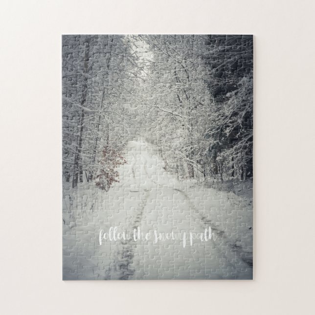 Weg durch einen schneebedeckten Winterwald (Vertikal)