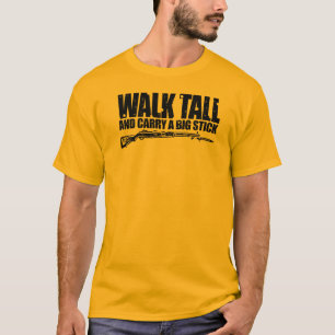 Weg-Gespräch und tragen einen T - Shirt des groß