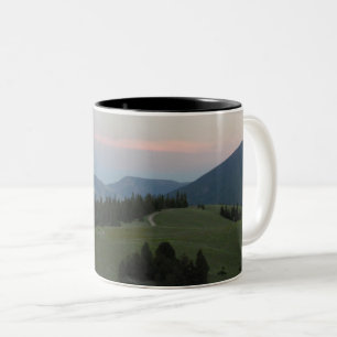 Wege durch die Berge Zweifarbige Tasse