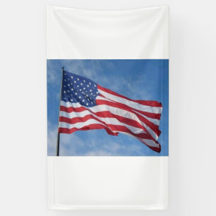 Wehende amerikanische Flagge gegen blauen Himmel Banner