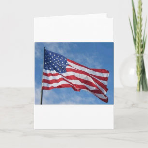 Wehende amerikanische Flagge gegen blauen Himmel Karte