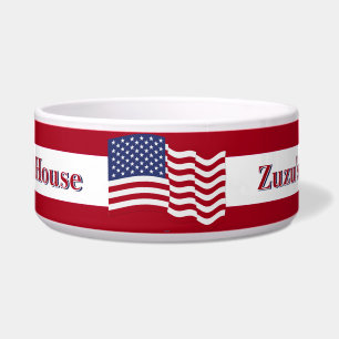 Wehende USA-Flagge auf rot-weiß gestreiftem Hinter Napf