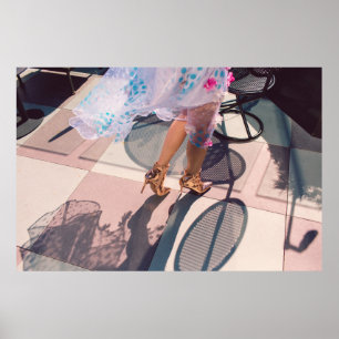 Weibchen in weißem Rosa und grünem Blumenrock und  Poster