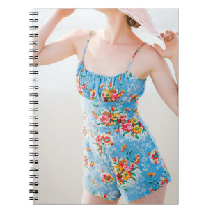 Weibchen mit blauen Blumenkolonnen und braunem Hut Notizblock