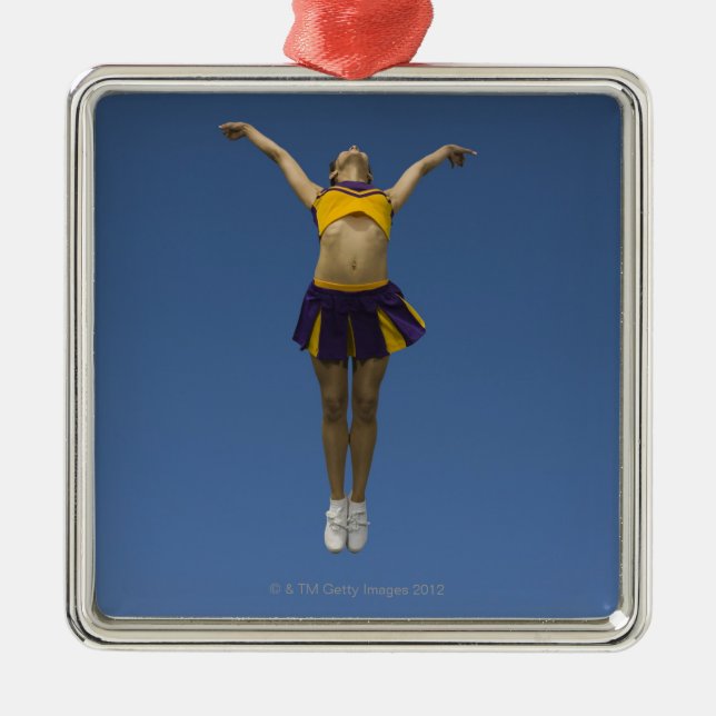 Weibliche Cheerleader, die in einer Luft, Silbernes Ornament (Vorne)