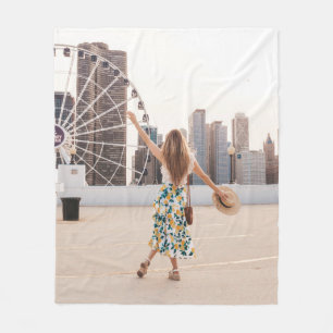 Weibliche in weißem und blauem Blumenkleid mit Hut Fleecedecke