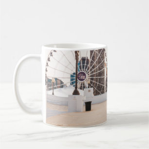 Weibliche in weißem und blauem Blumenkleid mit Hut Kaffeetasse