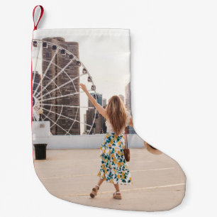 Weibliche in weißem und blauem Blumenkleid mit Hut Kleiner Weihnachtsstrumpf