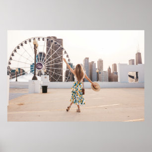 Weibliche in weißem und blauem Blumenkleid mit Hut Poster