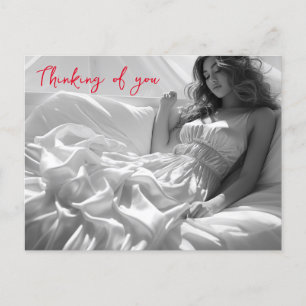 Weibliche liegen auf weißen Seidenblättern B&W-Fot Postkarte