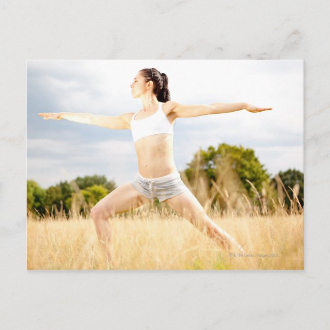 Weibliche macht Yoga Stretch Postkarte (Vorderseite)