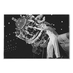 Weibliche Mechanikerin an einem Sternmotor Fotodruck