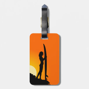 Weibliche Surfer bei Sonnenuntergang.Orange/Schwar Gepäckanhänger