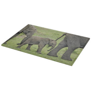Weiblicher Afrikanischer Elefant mit Baby Schneidebrett