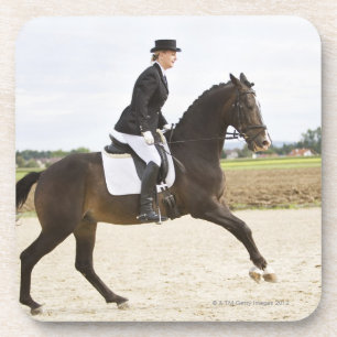 weiblicher Dressagereiter, der 2 ausübt Getränkeuntersetzer