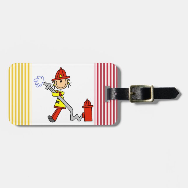 Weiblicher Feuerwehrmann mit Schlauch-T - Shirts Gepäckanhänger (Vorderseite horizontal)